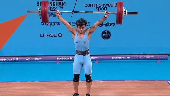 This image shows that Jeremy Lalrinnunga lifting Weight in Commonwealth games.